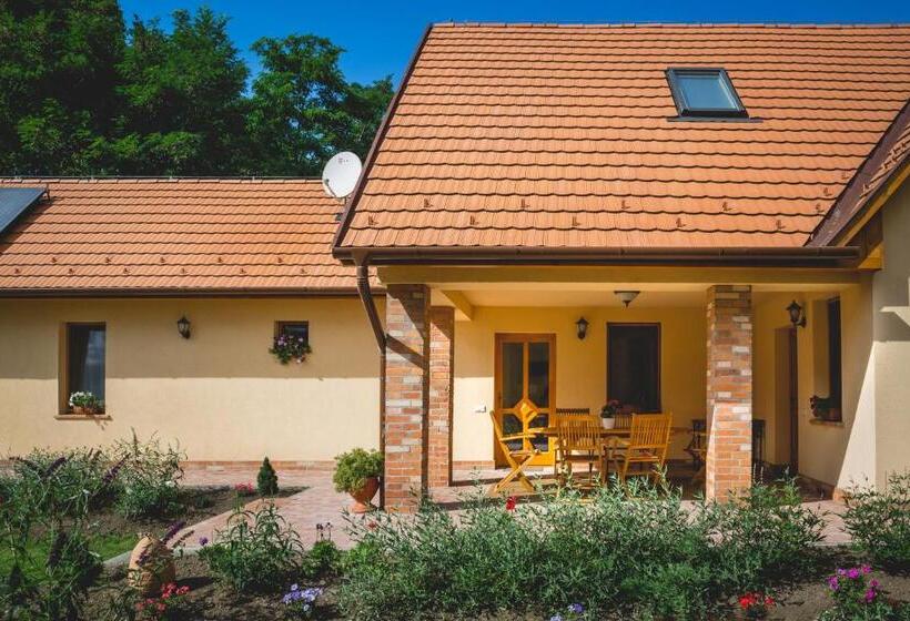 شقة غرفة واحدة, Mézes Vendégház és Apiterápiás Központ