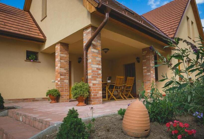 شقة غرفة واحدة, Mézes Vendégház és Apiterápiás Központ