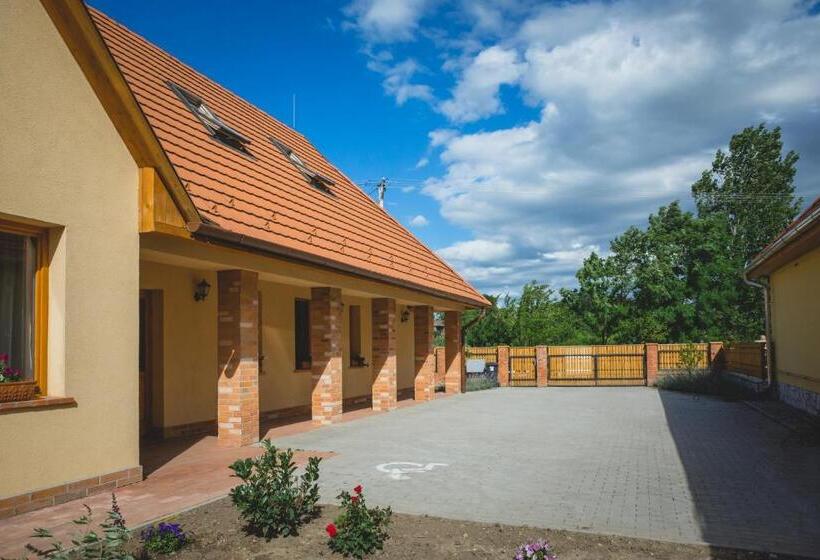 شقة غرفة واحدة, Mézes Vendégház és Apiterápiás Központ