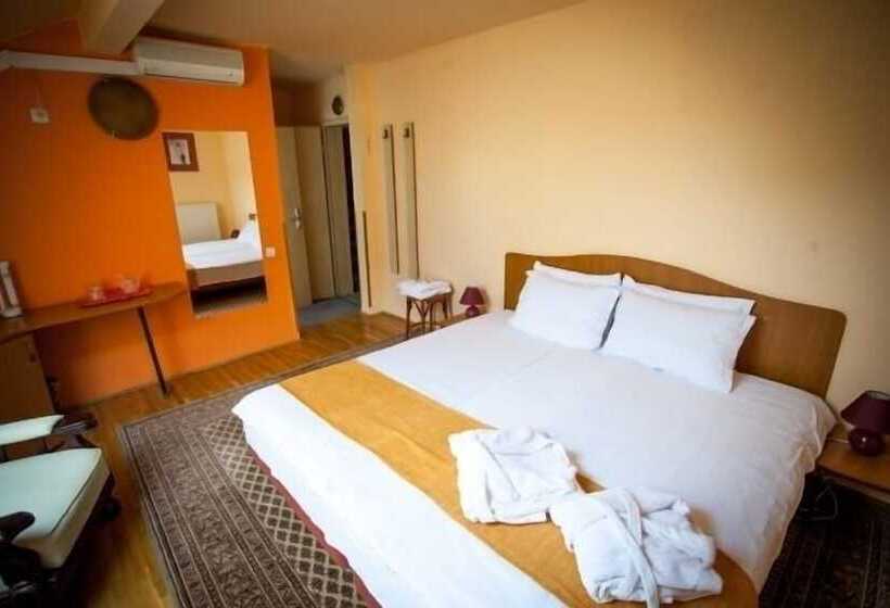 Номер Deluxe, Deja Vu Pension