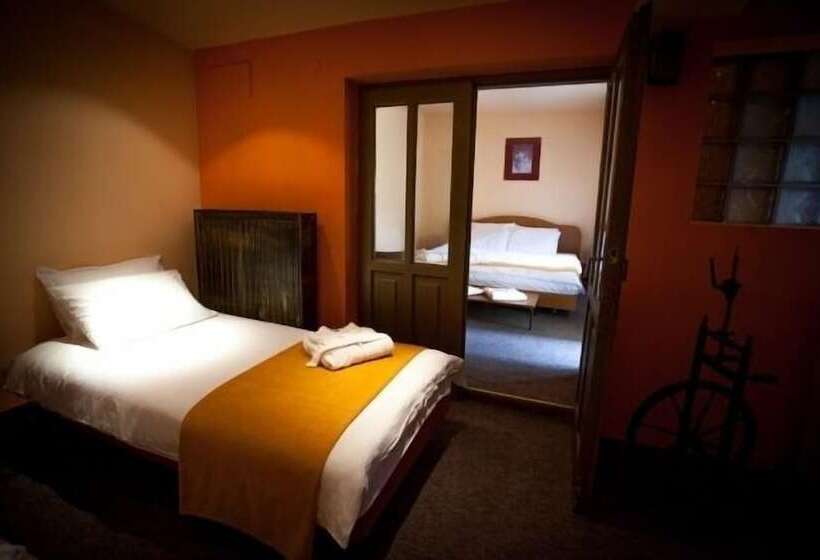 Семейный Номер, Deja Vu Pension