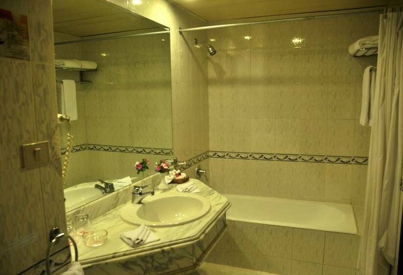 سوییت با چشم‌انداز استخر, Grand Oasis Resort