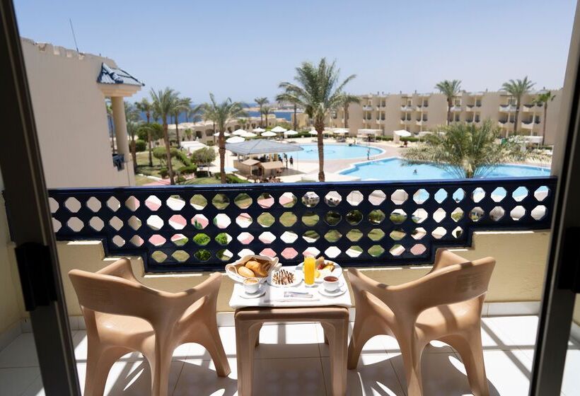 اتاق استاندارد با چشم‌انداز استخر, Grand Oasis Resort