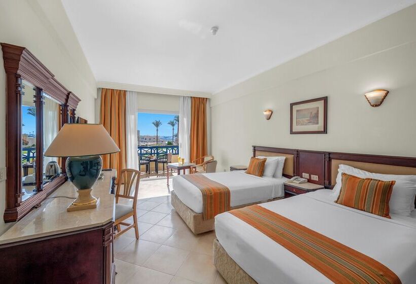 اتاق استاندارد با چشم‌انداز استخر, Grand Oasis Resort
