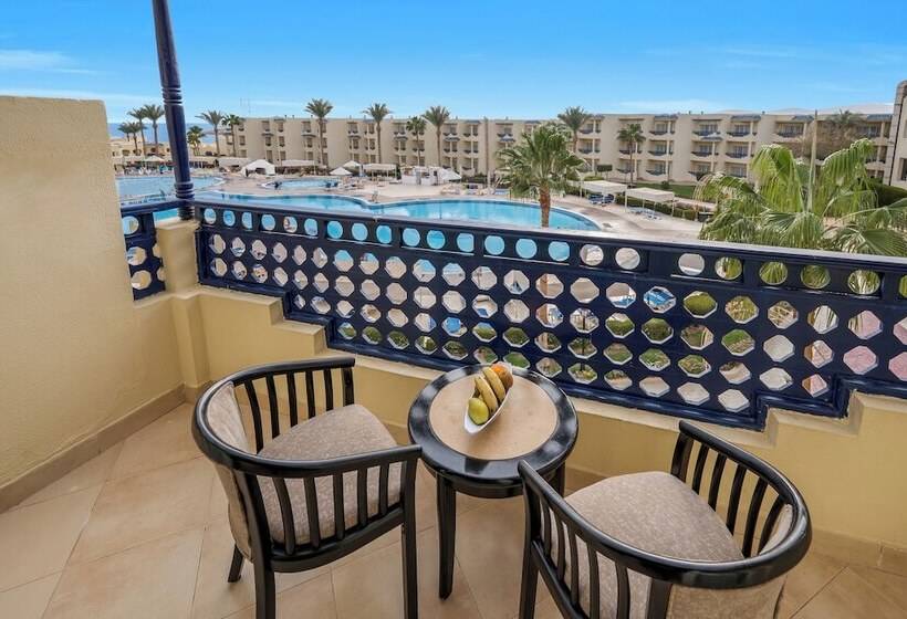 سوییت با چشم‌انداز استخر, Grand Oasis Resort
