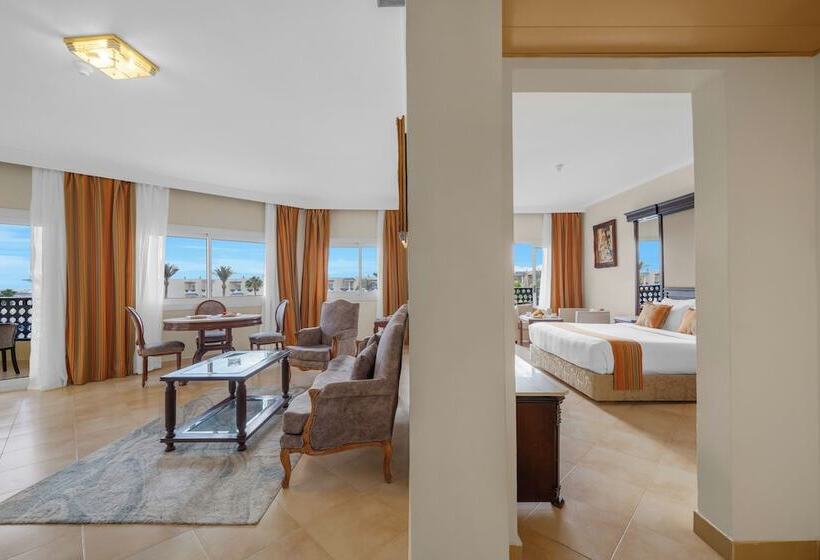 سوییت با چشم‌انداز استخر, Grand Oasis Resort