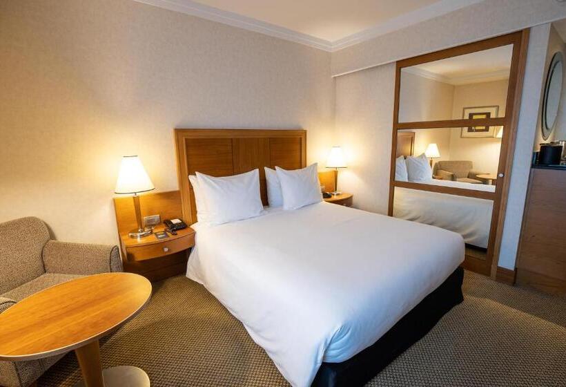 看到停车场的带双人床的标准房间, Crowne Plaza Brussels Airport, An Ihg