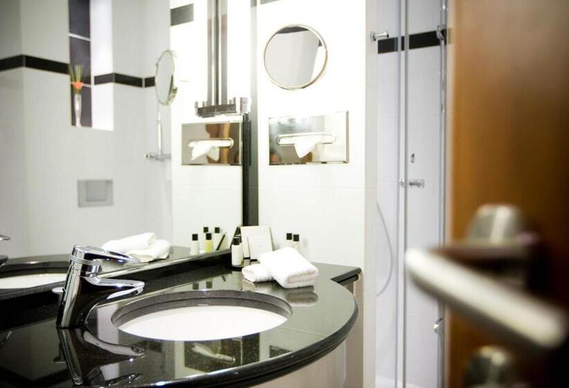 看到停车场的带双人床的标准房间, Crowne Plaza Brussels Airport, An Ihg