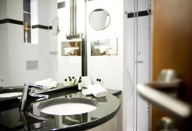 公園の見えるダブルベッドスタンダードルーム, Crowne Plaza Brussels Airport, An Ihg