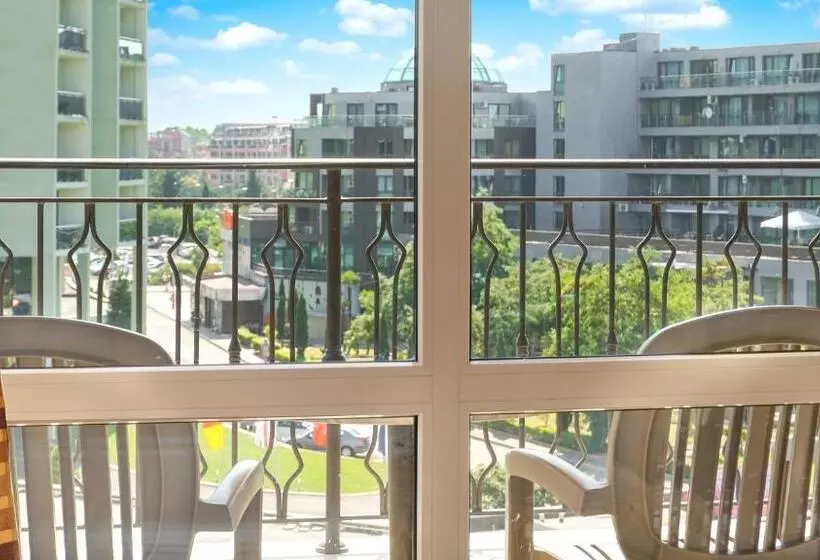 اتاق خانوادگی, Dit Majestic Beach Resort