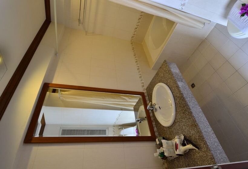 غرفة قياسية, First Bungalow Beach Resort