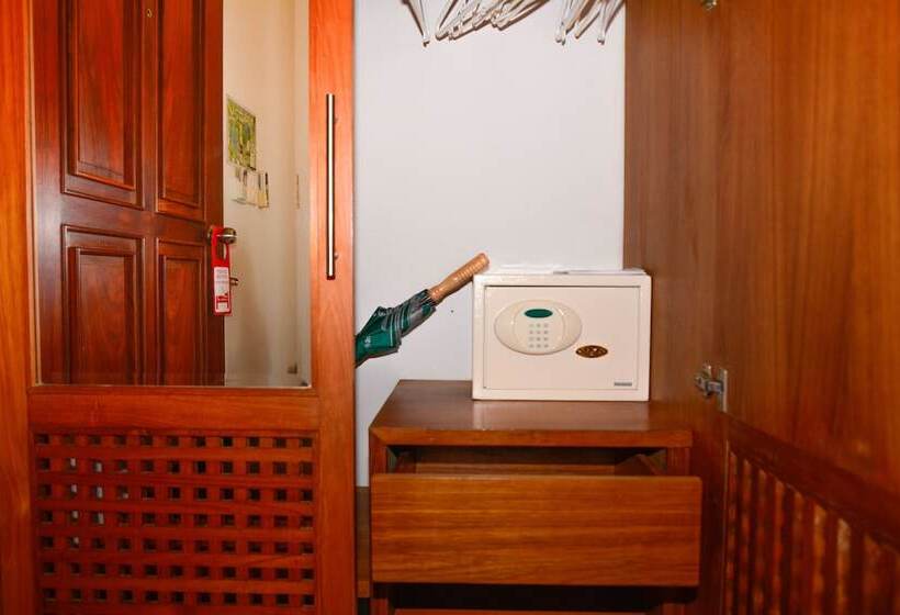 غرفة قياسية, First Bungalow Beach Resort