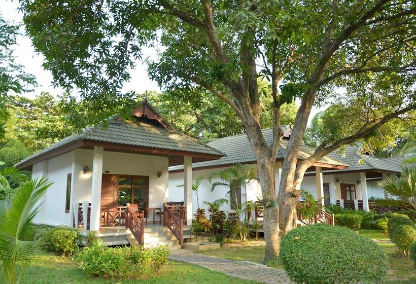 بنجلو قياسى, First Bungalow Beach Resort