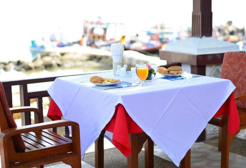 Номер Deluxe, First Bungalow Beach Resort