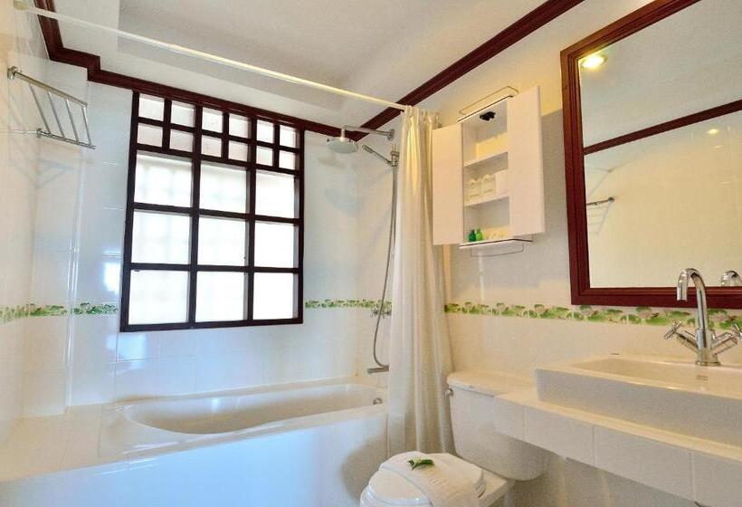 بنجلو قياسى, First Bungalow Beach Resort