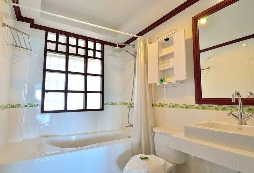 بنجلو قياسى, First Bungalow Beach Resort