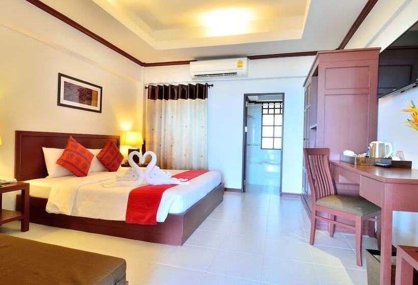 بنجلو قياسى, First Bungalow Beach Resort