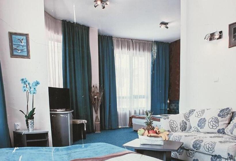 デラックススタジオ, Family Hotel Opera Plaza Former City Mark