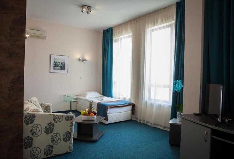 デラックススタジオ, Family Hotel Opera Plaza Former City Mark