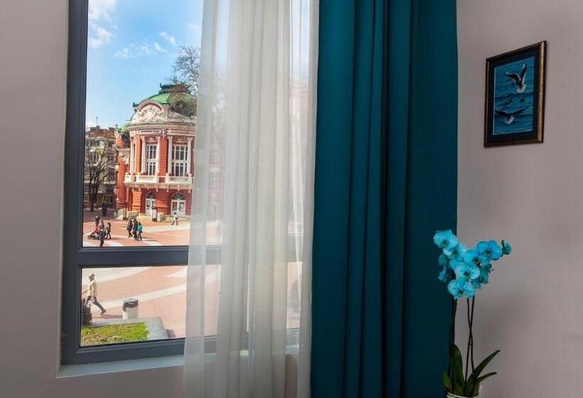 デラックススタジオ, Family Hotel Opera Plaza Former City Mark