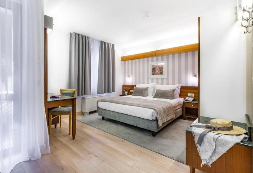 可看到停车场的标准间, Uvala