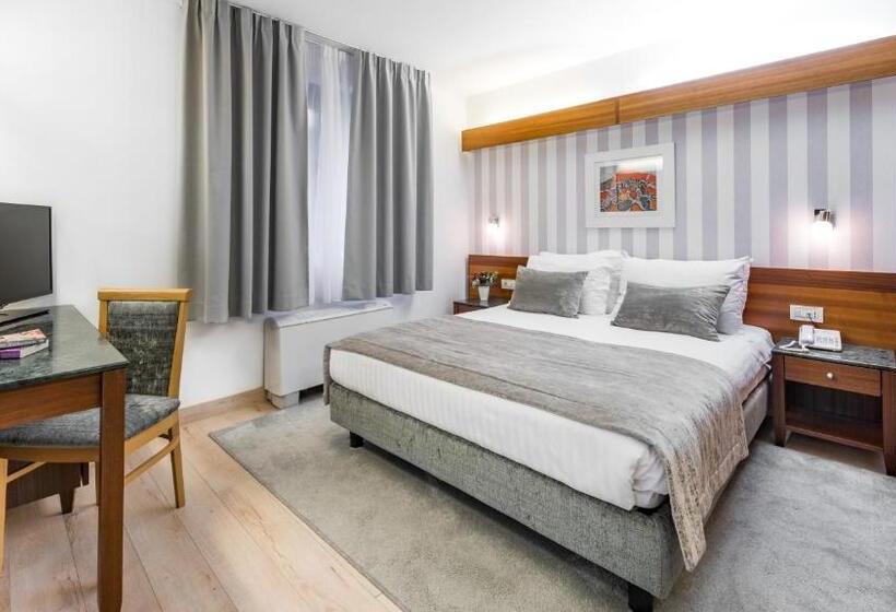 可看到停车场的标准间, Uvala