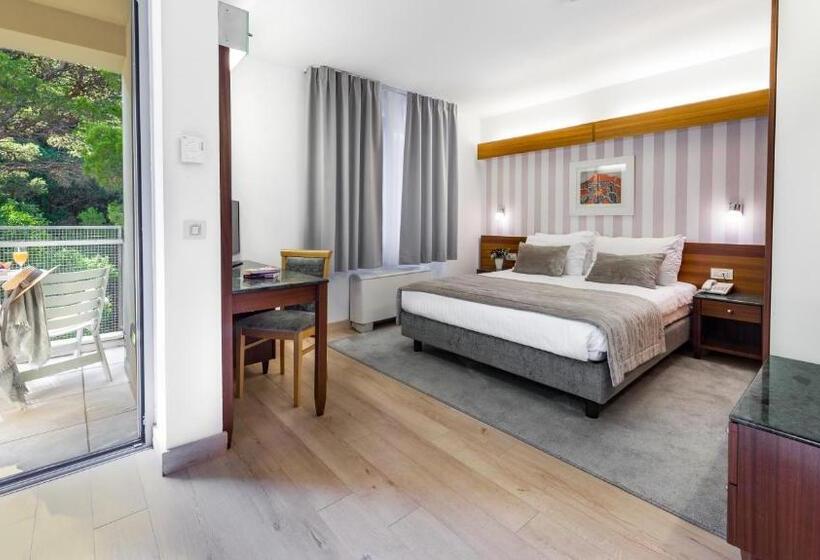 可看到停车场的标准间, Uvala