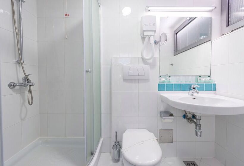 可看到停车场的标准间, Uvala