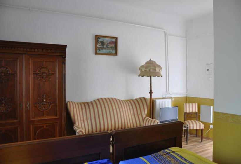 패밀리 룸, Gloriett Panzió