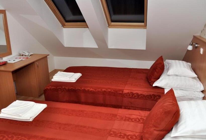 חדר סטנדרט לשלושה, Belvárdi Fogadó