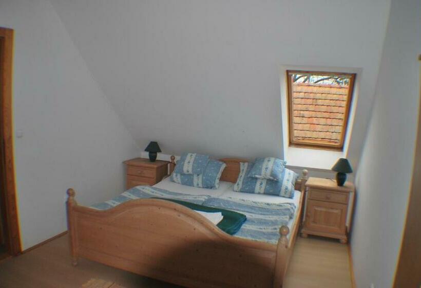 带两个卧室的复式公寓, Rozália Vendégház