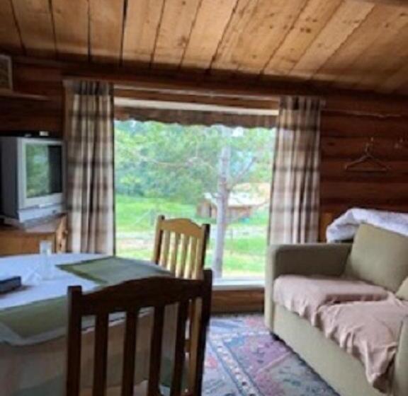 スタンダードスタジオ, Nimpo Lake Resort