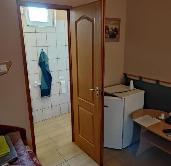 基本三人间, Havanna étterem és Vendégház