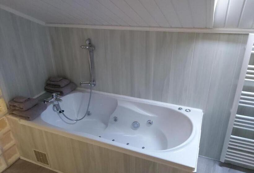 חדר משפחתי, Domaine De Poumatan