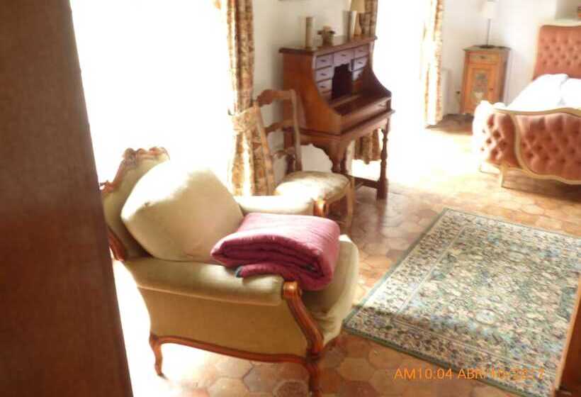 חדר סופריור לארבעה, Château De Montramé