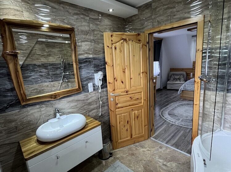 اتاق لوکس, Rustic Inn River
