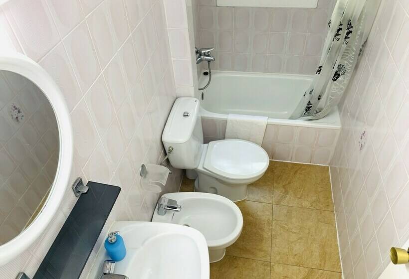 דירת חדר, Eva Aparta