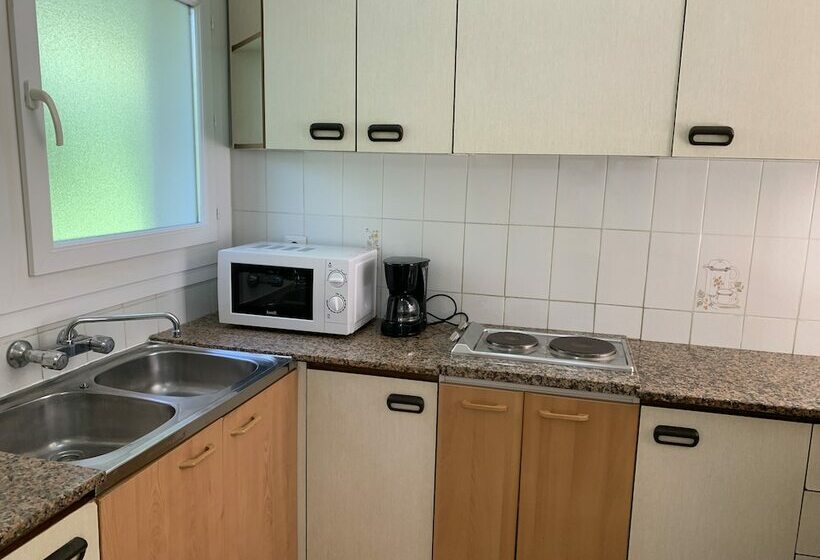 דירת חדר, Eva Aparta