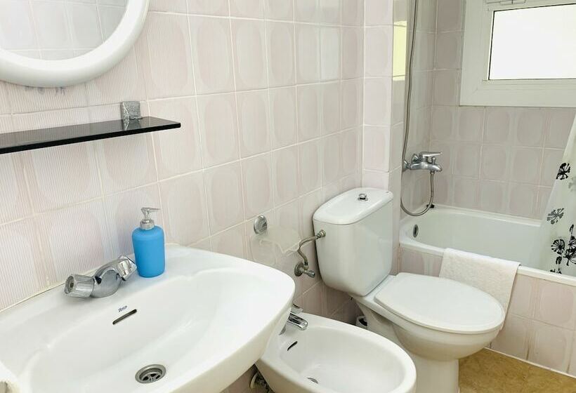 דירת חדר, Eva Aparta