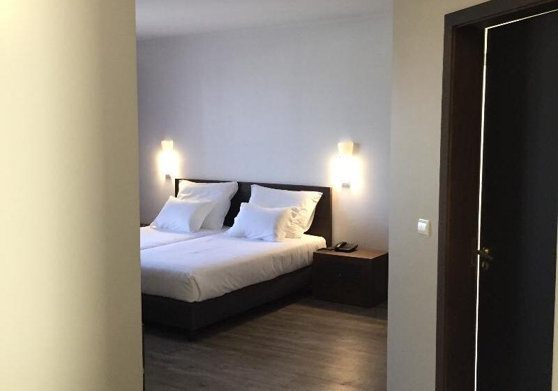 スタンダードトリプルルーム, Euro Moniz