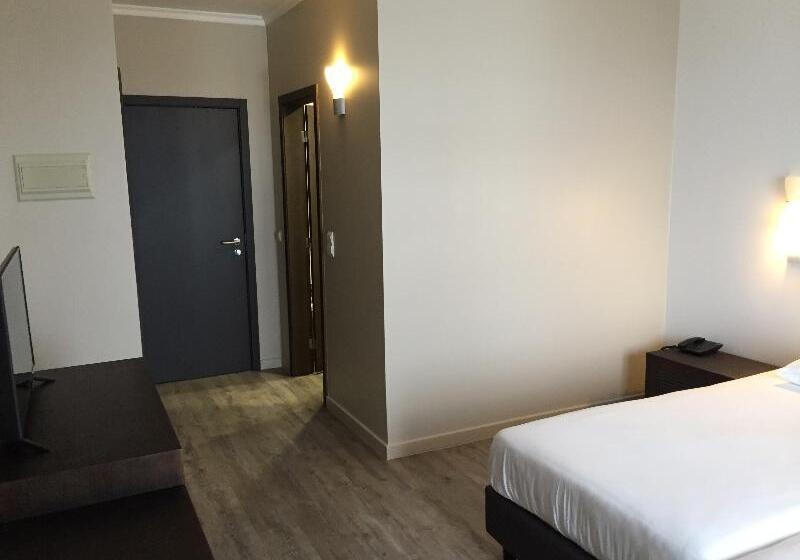 マウンテンビュースタンダードルーム, Euro Moniz