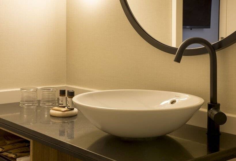 اتاق لوکس با چشم‌انداز شهر, Icon Embassy