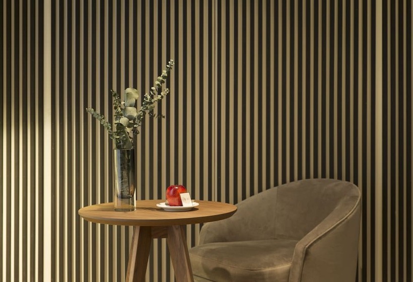 اتاق لوکس با چشم‌انداز شهر, Icon Embassy