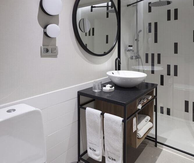 标准三人间, Icon Embassy