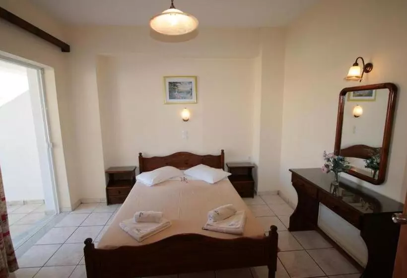 استودیوی استاندارد, Village Inn Studios & Family Apartments