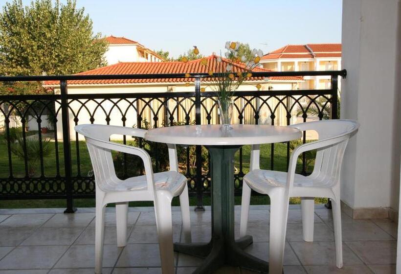 Студия Стандарт, Village Inn Studios & Family Apartments
