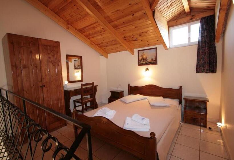 スタンダードスタジオ, Village Inn Studios & Family Apartments