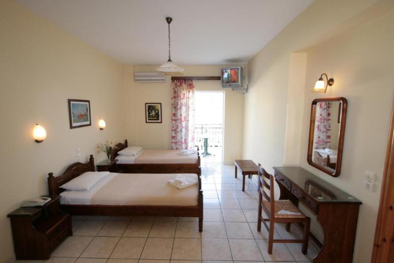 スーペリアスタジオ, Village Inn Studios & Family Apartments