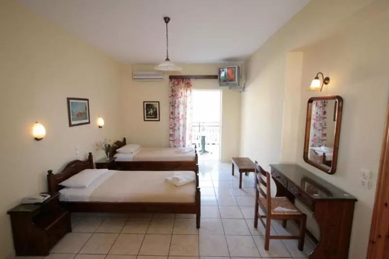 استودیوی سوپریور, Village Inn Studios & Family Apartments
