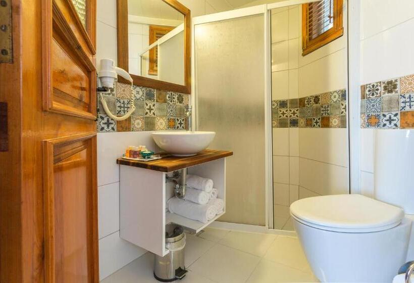 غرفة قياسية مطلّة علي البحر, Aquarius